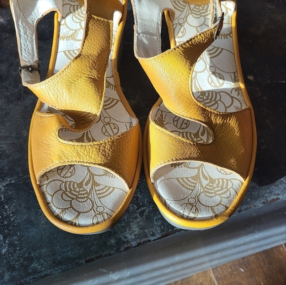 NEW Fly London Yuca Mustard Wedge Sandals - Picture 3 of 9